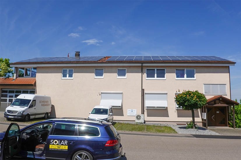 Photovoltaikanlage auf einer Gewerbehalle in der Region