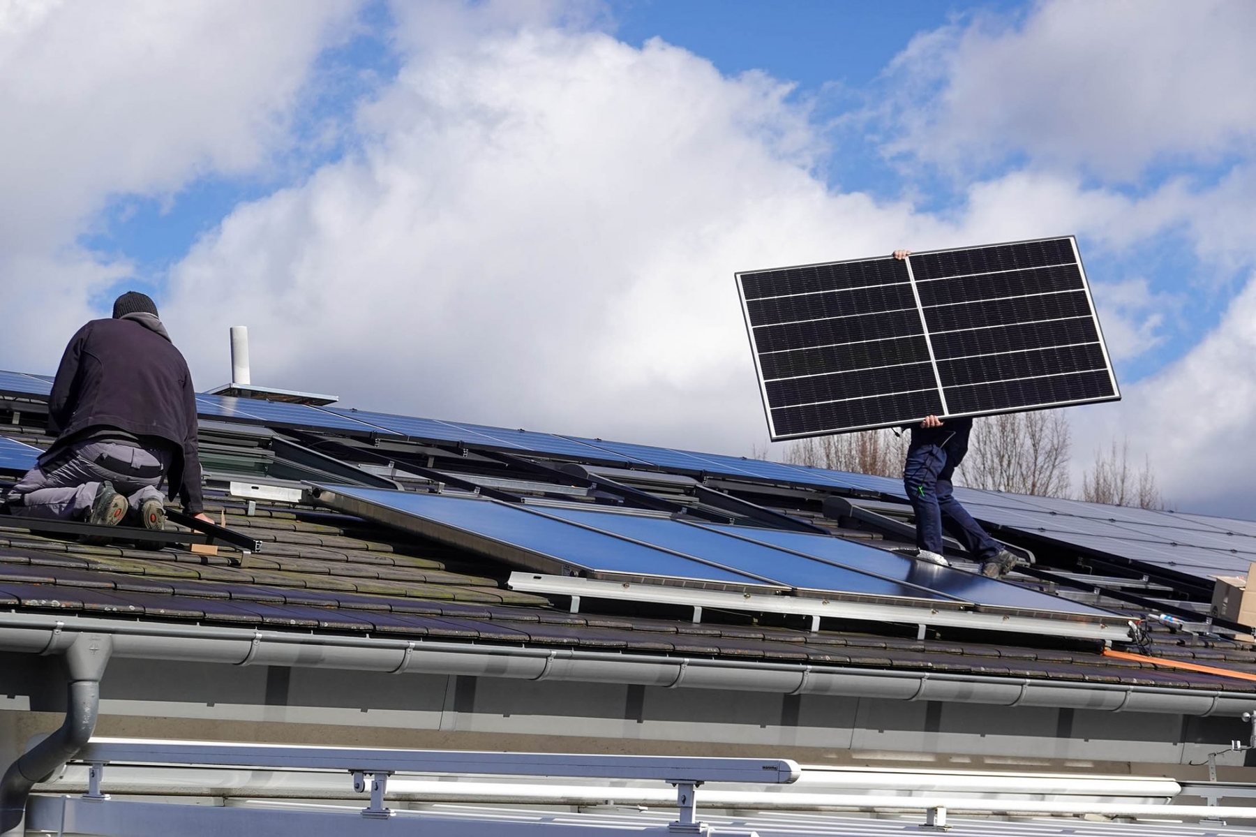 Solarpower-Team bei der Aufdachmontage einer Photovoltaikanlage