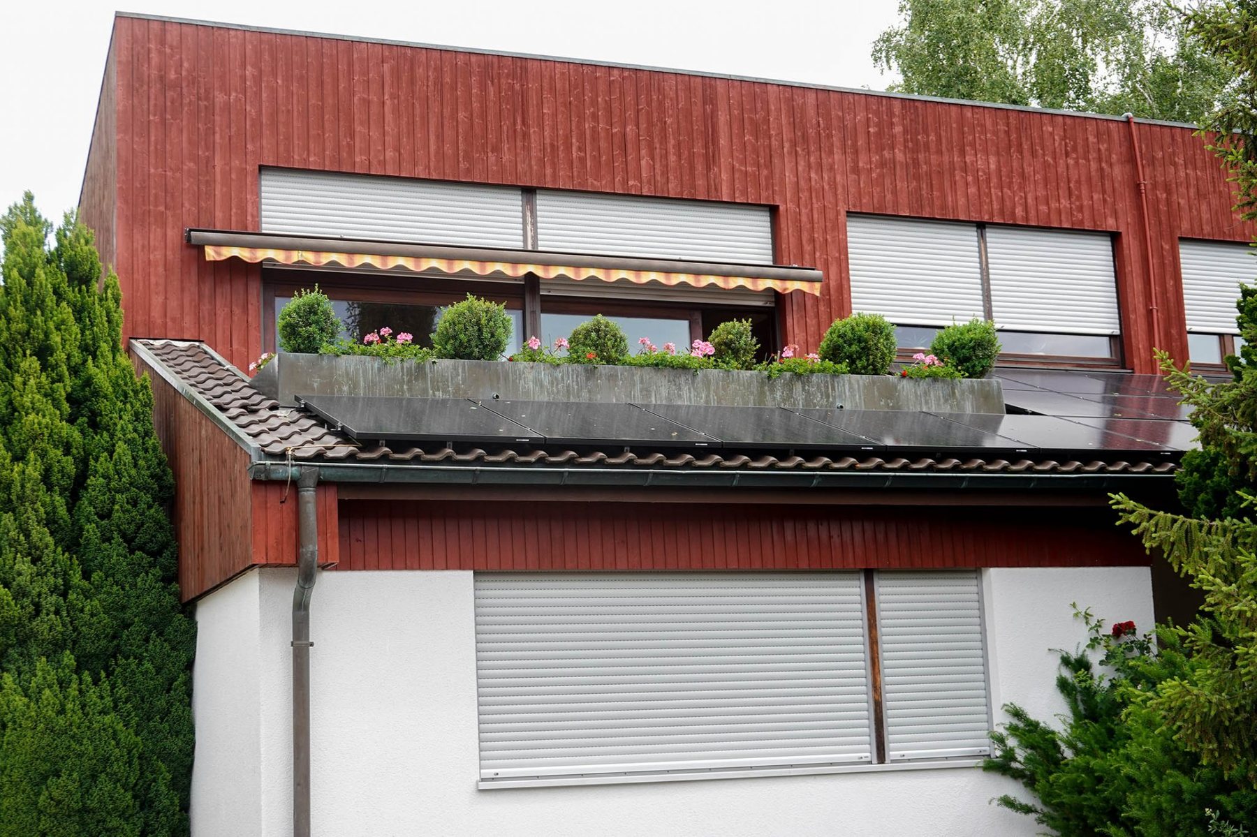 Photovoltaikanlage auf dem Schrägdach eines Wohnhauses